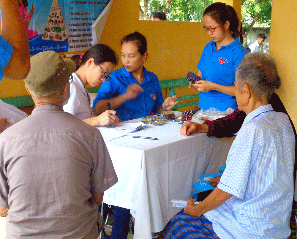 Hoạt động thanh niên tình nguyện: Khám bệnh, tư vấn, thăm hỏi, tặng quà và cấp phát thuốc miễn phí cho các đối tượng chính sách tại xã Quỳnh Thọ.