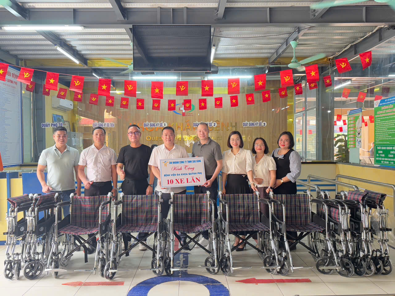 ẤM ÁP NGHĨA TÌNH: CHI NHÁNH CÔNG TY TNHH SAO VÀNG CỤM CÔNG NGHIỆP QUỲNH PHỤ, HƯNG YÊN TẶNG 10 XE LĂN CHO BỆNH NHÂN TẠI BỆNH VIỆN ĐA KHOA QUỲNH PHỤ.