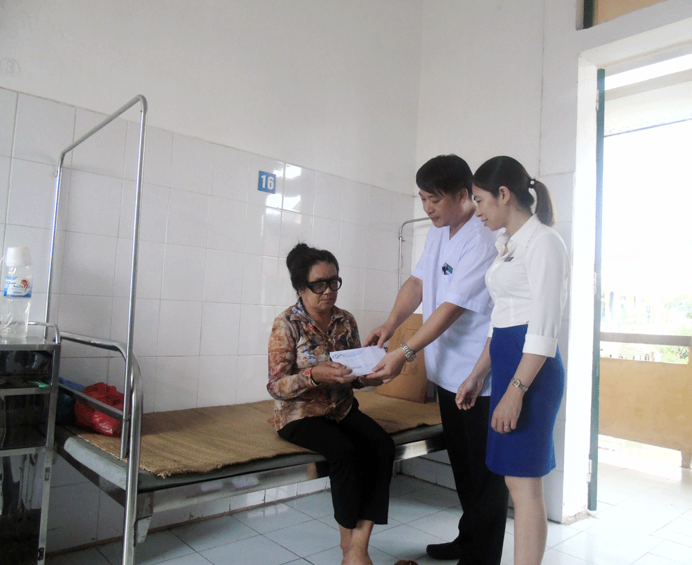 Tặng quà cho người bệnh nghèo, hoàn cảnh khó khăn tại bệnh khoa Mắt – BVĐK Quỳnh Phụ